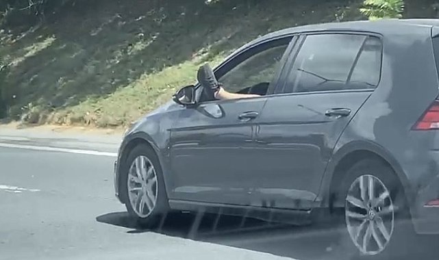 Beykoz'da ayağını camdan çıkararak araç kullanan şoför 'pes' dedirtti