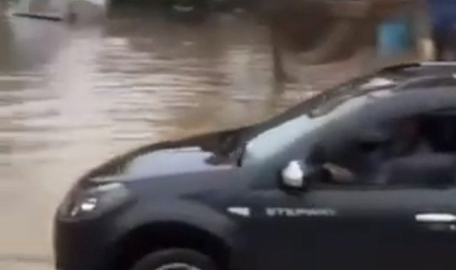 Beykoz'da göle dönen yolda araçlar mahsur kaldı