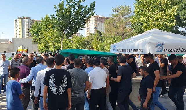 Bıçaklı kavgada hayatını kaybeden genç toprağa verildi