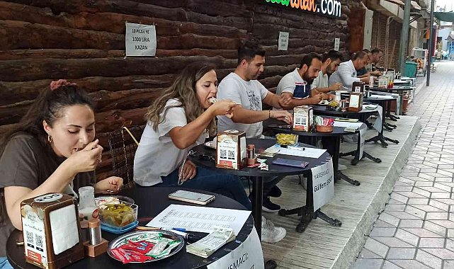 Bin TL ödüllü pilav yeme yarışması renkli görüntülere sahne oldu