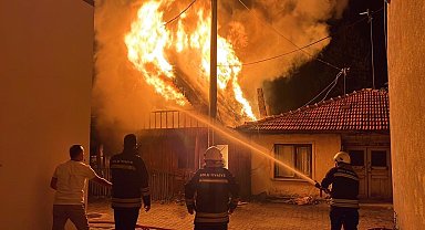 Bolu'da, 2 katlı ahşap ev alev alev yandı