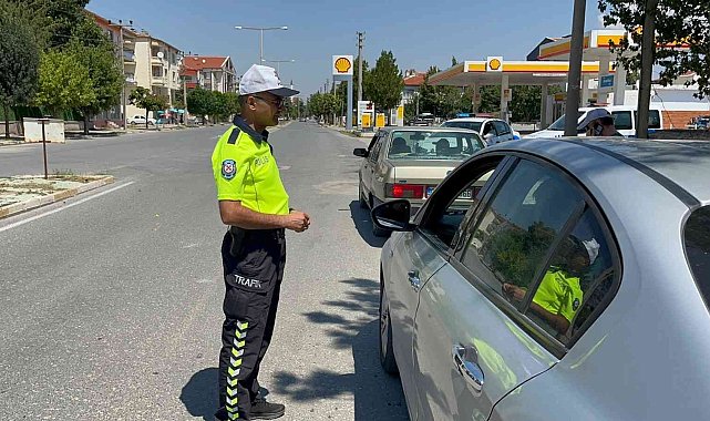 Bolvadin'de gece yapılan trafik denetimleri gündüzde sürüyor