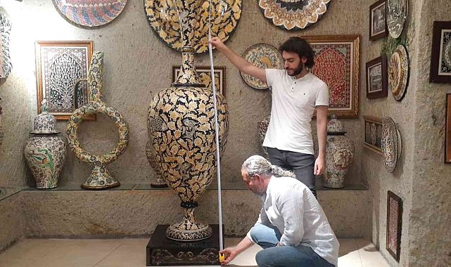 Boyundan büyük seramik vazo yaptı