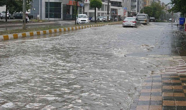 Bozüyük'te ani bastıran dolu ve sağanak yağış hayatı olumsuz etkiledi
