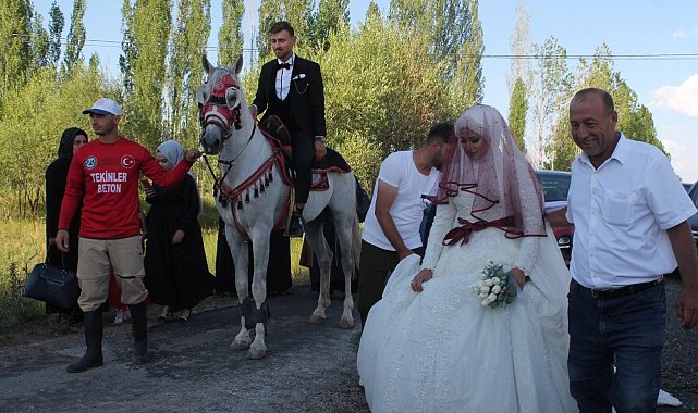 Bu kez ata gelin değil damat bindi