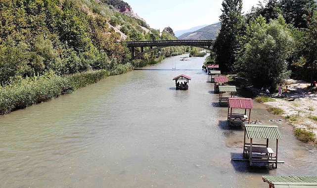 Bunaltan sıcaklarda suyun içinde yemek keyfi
