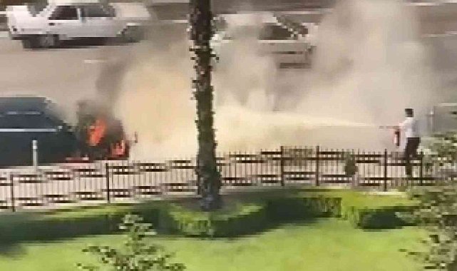 Bursa'da alev alan lüks otomobil kullanılamaz hale geldi
