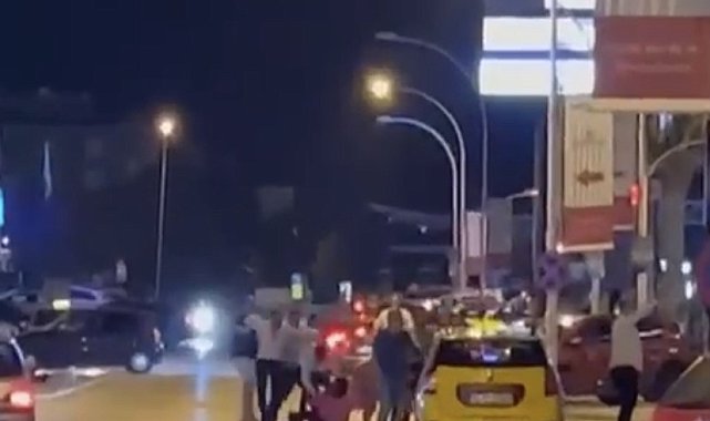 Bursa'da eğlence çıkışı ortalık savaş alanına döndü: Kavga anı kameraya yansıdı