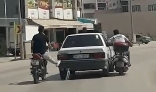 Bursa'da motosiklet sürücüleri yolda kalan otomobili ayaklarıyla ittiler