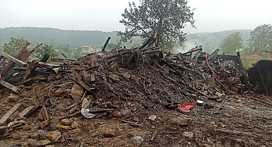 Bursa'da yangın, 3 kişilik aileyi evsiz bıraktı