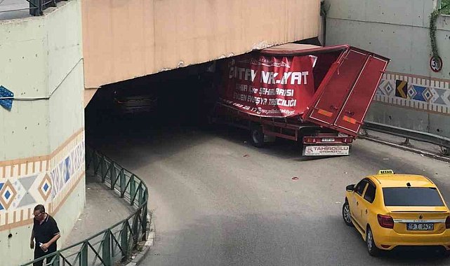 Bursa'da yüksekliği hesap edemeyen sürücüler üst geçit ve köprüye çarptı