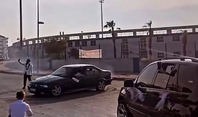 Büyükçekmece'de trafiği durdurup damadın etrafında drift yaptılar
