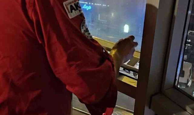 Cam kenarında kalan kediyi AKUT Eskişehir gönüllüleri kurtardı