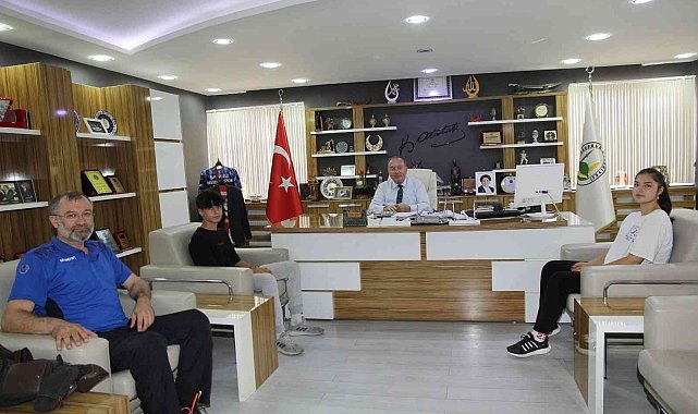 Çekilişte kendilerine çıkan bisikleti ihtiyacı olana hediye ettiler