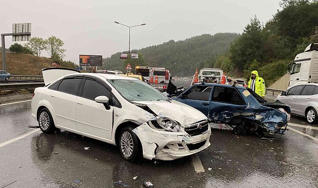 Çekmeköy'de 9 aracın karıştığı zincirleme kaza: 2 yaralı