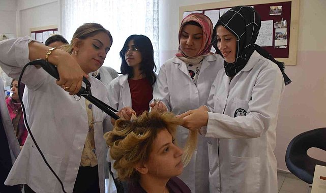 Çiftlerin kuaför ve bakımlarını ücretsiz olarak yapıyorlar