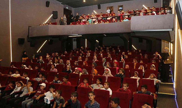 Çocuklar, dijital sinemada animasyon çizgi film izledi