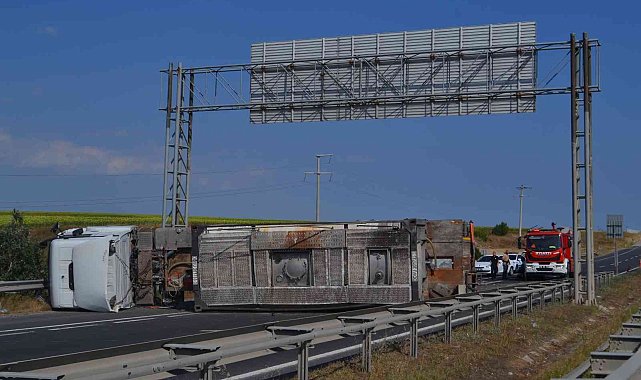 Çorlu'da yük tankeri devrildi