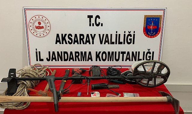 Defineciler kaçak kazıda yaparken suçüstü yakalandı