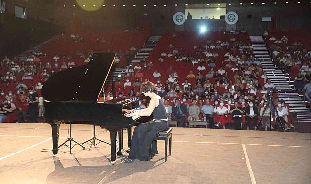 Defne Nisan bu yıl 7 ödül aldı