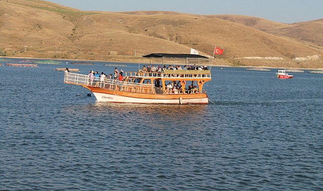 Demirözü'ndeki piknik alanı doldu taştı gurbetçilerden tekne turlarına yoğun ilgi