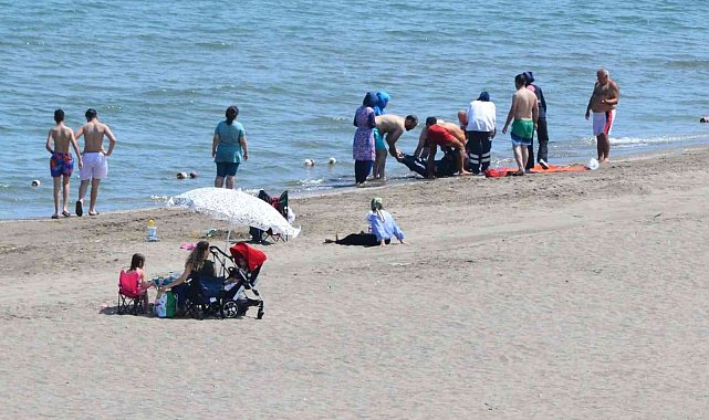 Denizde boğulma tehlikesi geçiren 2 kadın hastaneye kaldırıldı