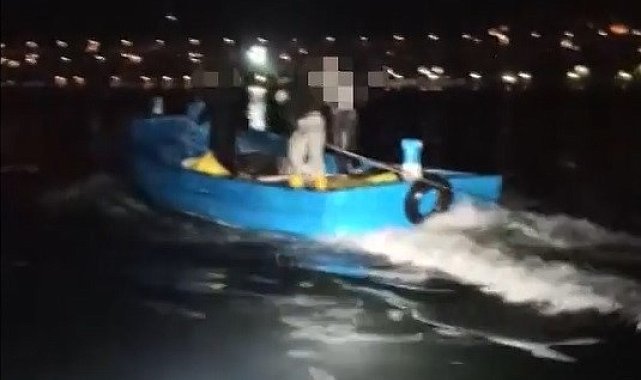 Denizde uzun süren kovalamacanın ardından midye avcıları yakayı ele verdi