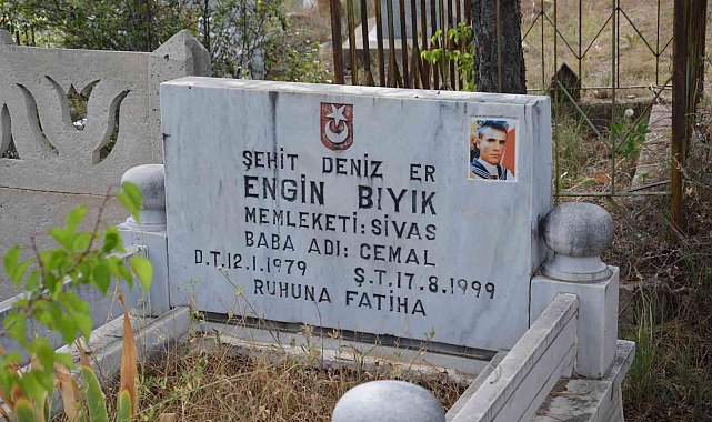 Deprem şehidi mezarı başında anıldı