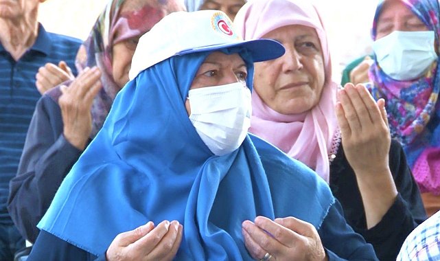Depremde yaşamını yitirenler için eller semaya açıldı