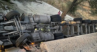 Dere yatağına devrilen tırın sürücüsü hayatını kaybetti