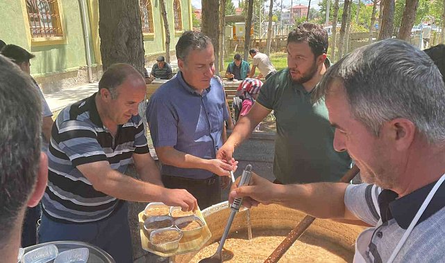 Dinar'da vatandaşlara aşure ikramı