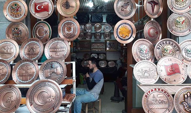 Diyarbakır'da bakır ustası çeyrek asırdır el emeği göz nuru sanat işliyor