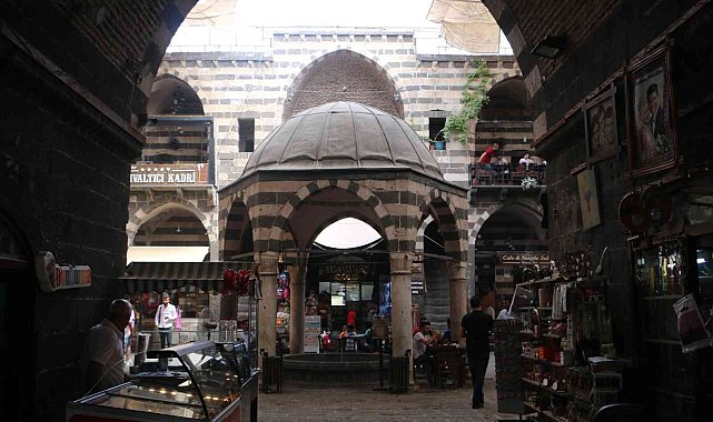 Diyarbakır'da tarihi handa kitap okuma keyfi
