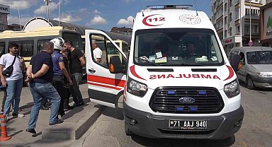 Dolmuştaki kadının koluna yorgun mermi isabet etti