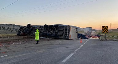 Domates yüklü tır devrildi, 1 kişi yaralandı