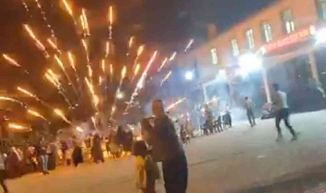 Düğüne katılanların tepesinde havai fişek patladı