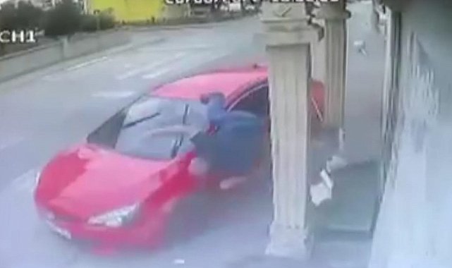 Dükkanın önünü süpürürken dehşeti yaşadı