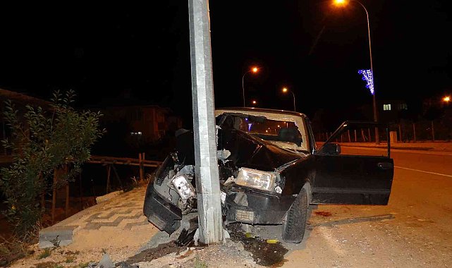 Dümdüz yolda aydınlatma direğine çarptı, baba oğul yaralandı