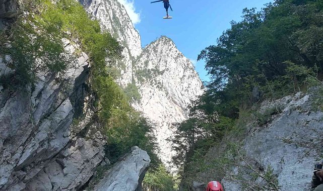 Dünyanın en derin kanyonunda mahsur kalan sporcular helikopterle kurtarıldı