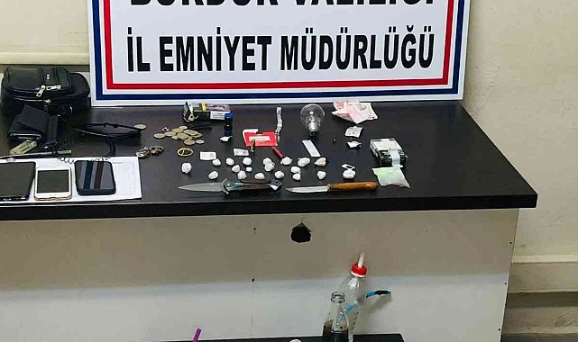 Durdurulan araç ve içerisindeki şahıslar üzerinde çok sayıda uyuşturucu madde bulundu