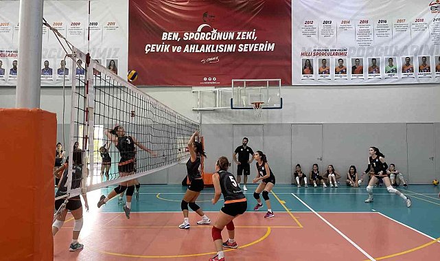 Eczacıbaşı Geleceğe Smaç Kampüsleri İstanbul'da sezona hazırlık turnuvasında buluştular