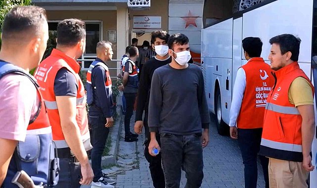 Edirne'de 110 yabancı uyruklu göçmen sınır dışı edilmek üzere İstanbul'a gönderildi