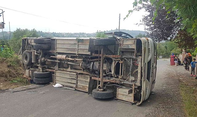 El freni çekilmeyen midibüs devrildi: 3 yaralı