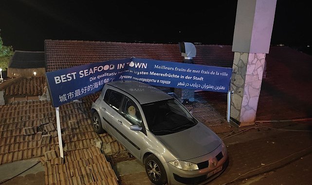 El freni çekilmeyen otomobil, çatıya uçtu