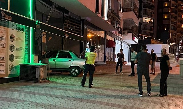 Elazığ'da kontrolden çıkan araç iş yerine girdi