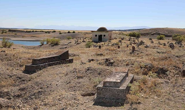 Elazığ'da suların çekilmesiyle Selçuklu ve Osmanlı mezarlıkları ortaya çıktı
