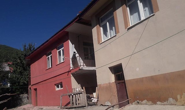 Elazığ'daki depremde bazı binalarda çatlaklar oluştu