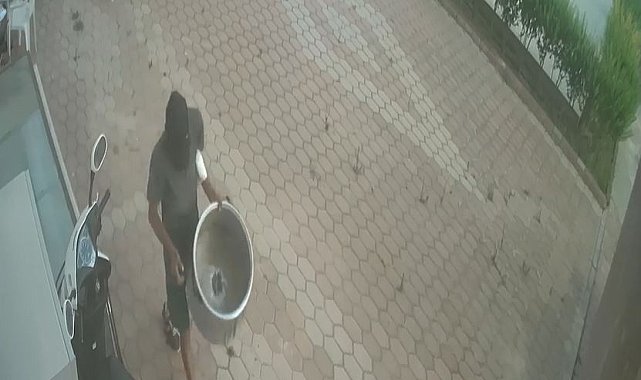 Elini kolunu sallayarak geldiği site bahçesinden aşure kazanını çaldı