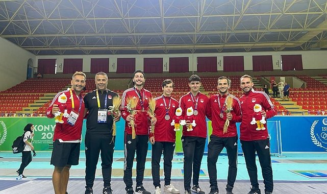 Erkek Kılıç Milli Takımı hem gümüş madalyanın hem de Eskişehirli sporseverlerin takdirini kazandı