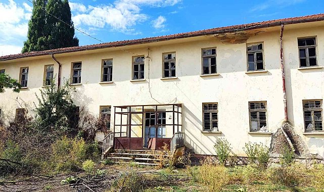 Eski okul binaları harap halde bekliyor